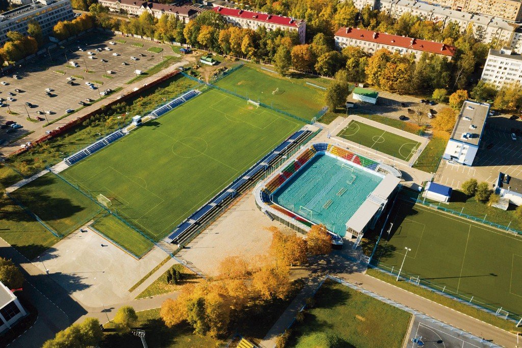 Complejo deportivo con canchas y estacionamiento