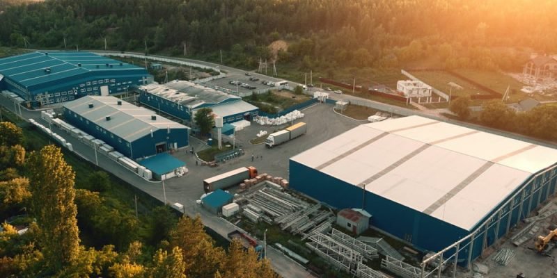 Planta industrial y logística con accesos vehiculares